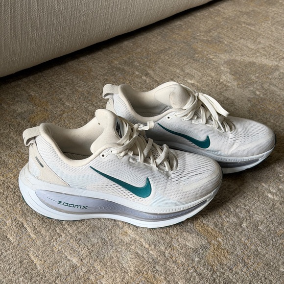 Nike Vomero 18 (sz 8) - Picture 3 of 5